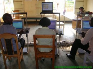 Pierwsze szkolenie. Uczniowie (nauczyciele) przepisują tabelkę z ekranu laptopa zachowując formatowania i korzystając z funkcji Excela
