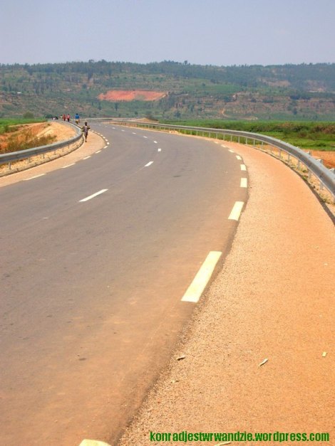 Obecnie przez dolinę przebiega asfaltowa droga ciągnąca się od Kigali aż do granicy z Burundi. Jeszcze pięć mięsiecy temu jej nie  było.