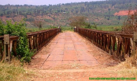 Pomyślałem sobie, że skoro za każdym razem w drodze do Kigali jedziemy mostem nowym, nieciekawym, przejdę sobie starym, co też zrobiłem. Dopiero na końcu zauważyłem, że siedzący panowie trzymają maczety. 